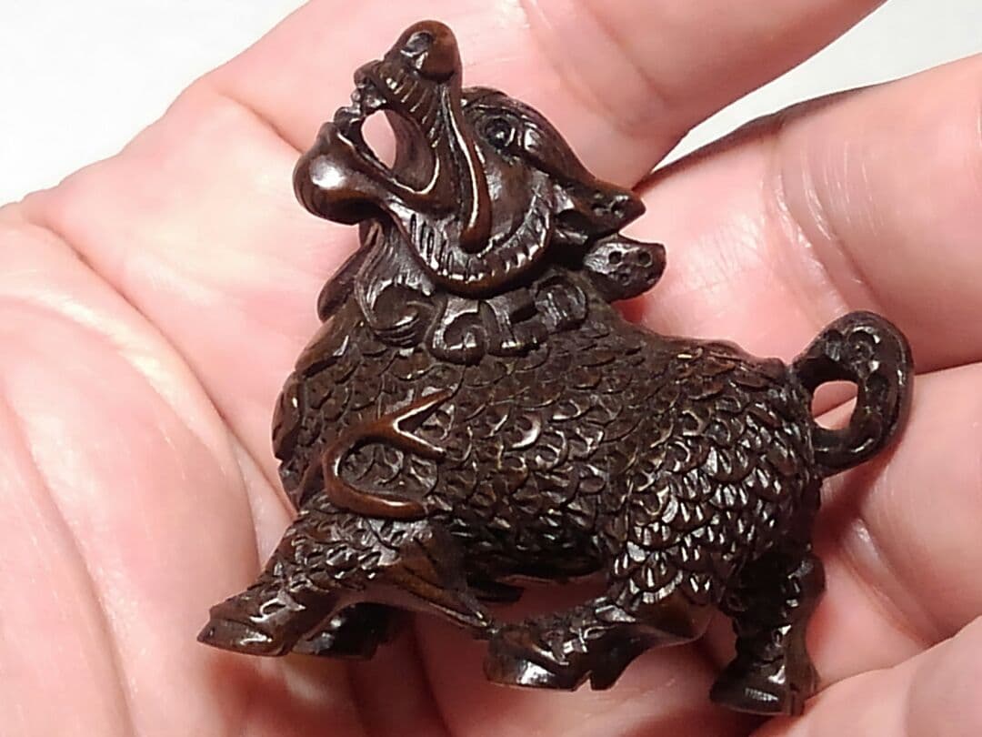 ♥とても古い　根付け　木製　麒麟　在銘　根付　骨董品