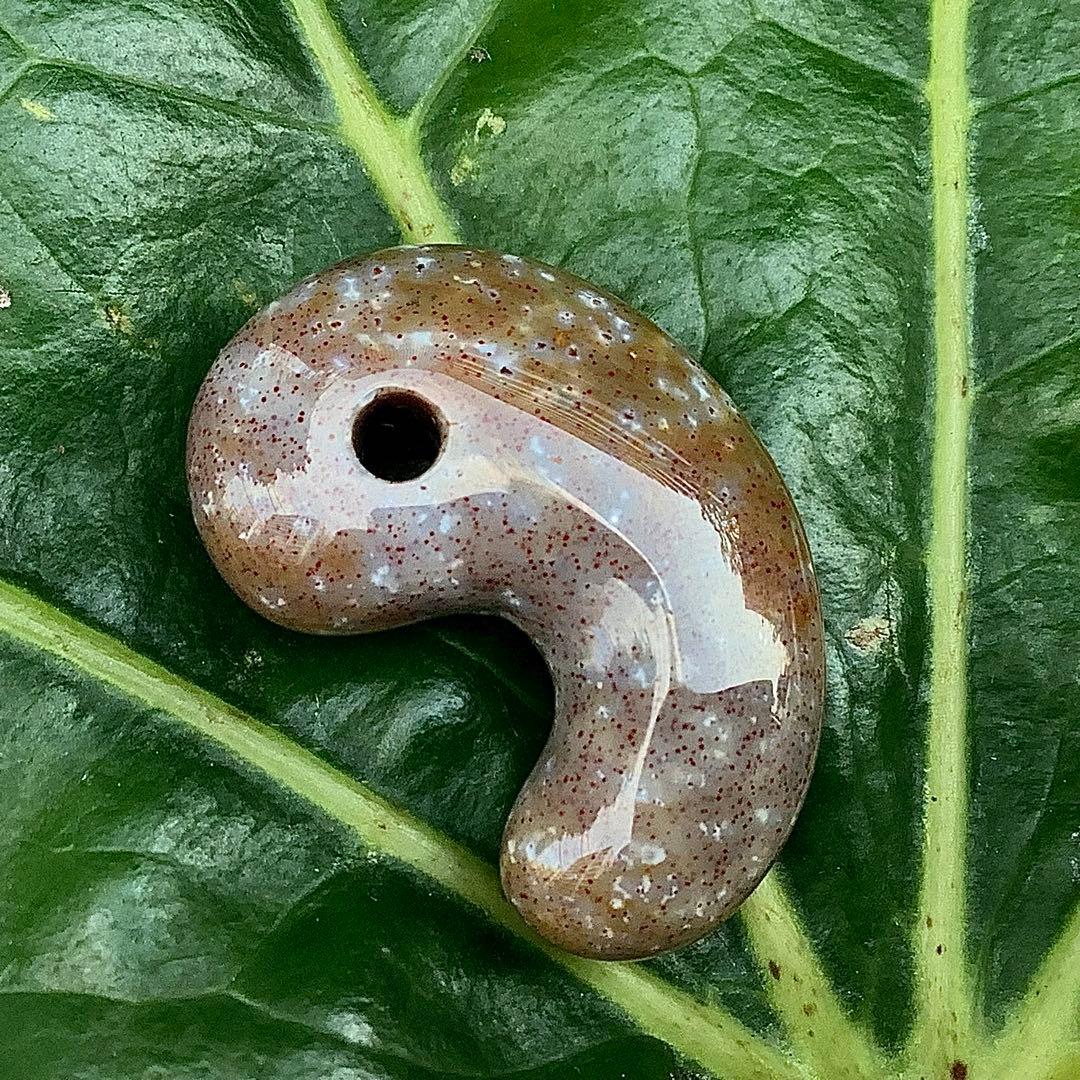 ✳摩訶不思議な色彩　花仙山出雲型勾玉　ピカピカ極上研磨　⭕️鑑定鑑別書付の本物です