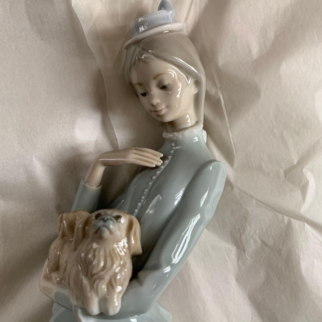 リヤドロ　子犬を抱く貴婦人　グレーの陶器製女性像人形