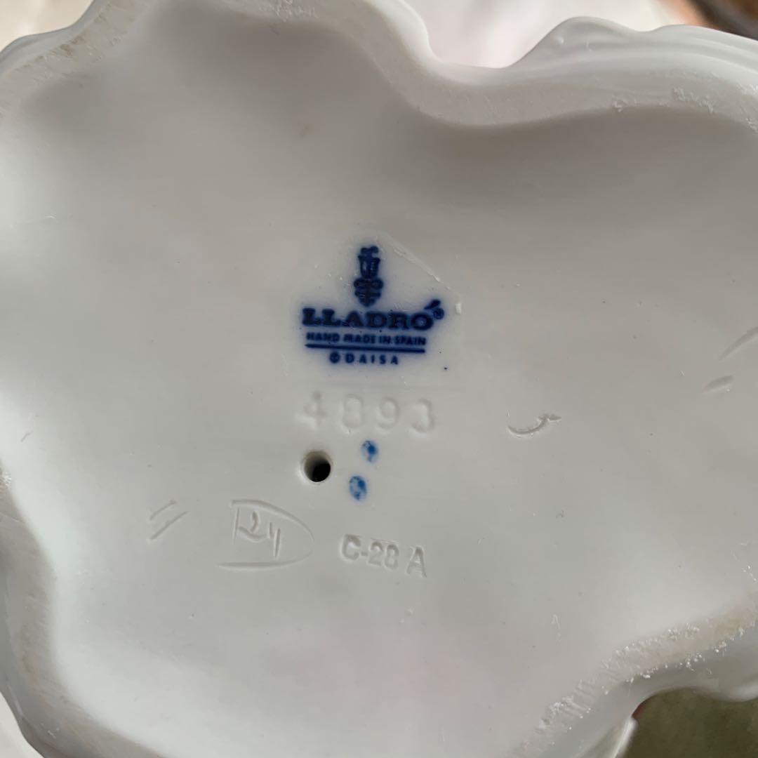 リヤドロ　子犬を抱く貴婦人　グレーの陶器製女性像人形