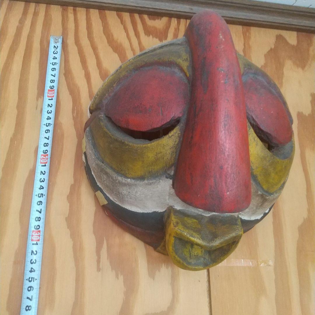 アフリカ、タンザニアの木彫りマスク