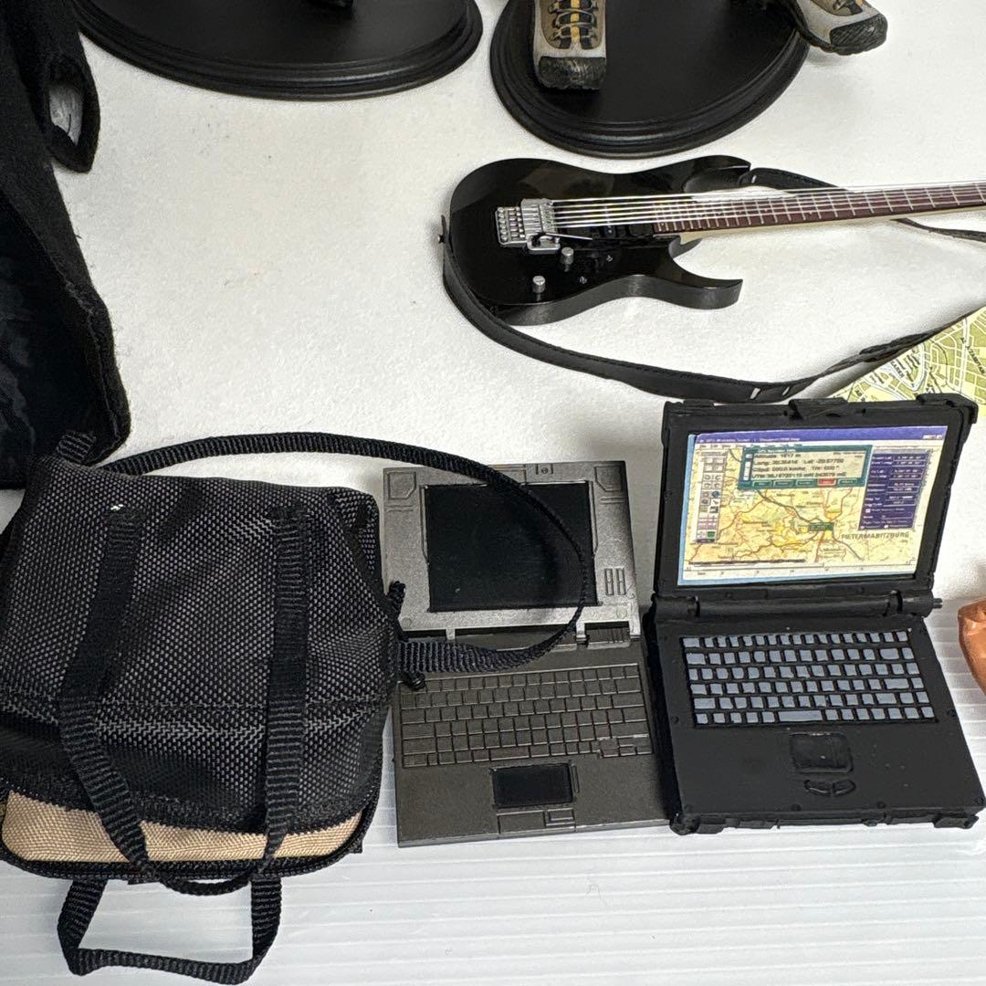 1/6 可動フィギュア　パソコン持ち男性と白ドレスの女性ホットトイズ台座