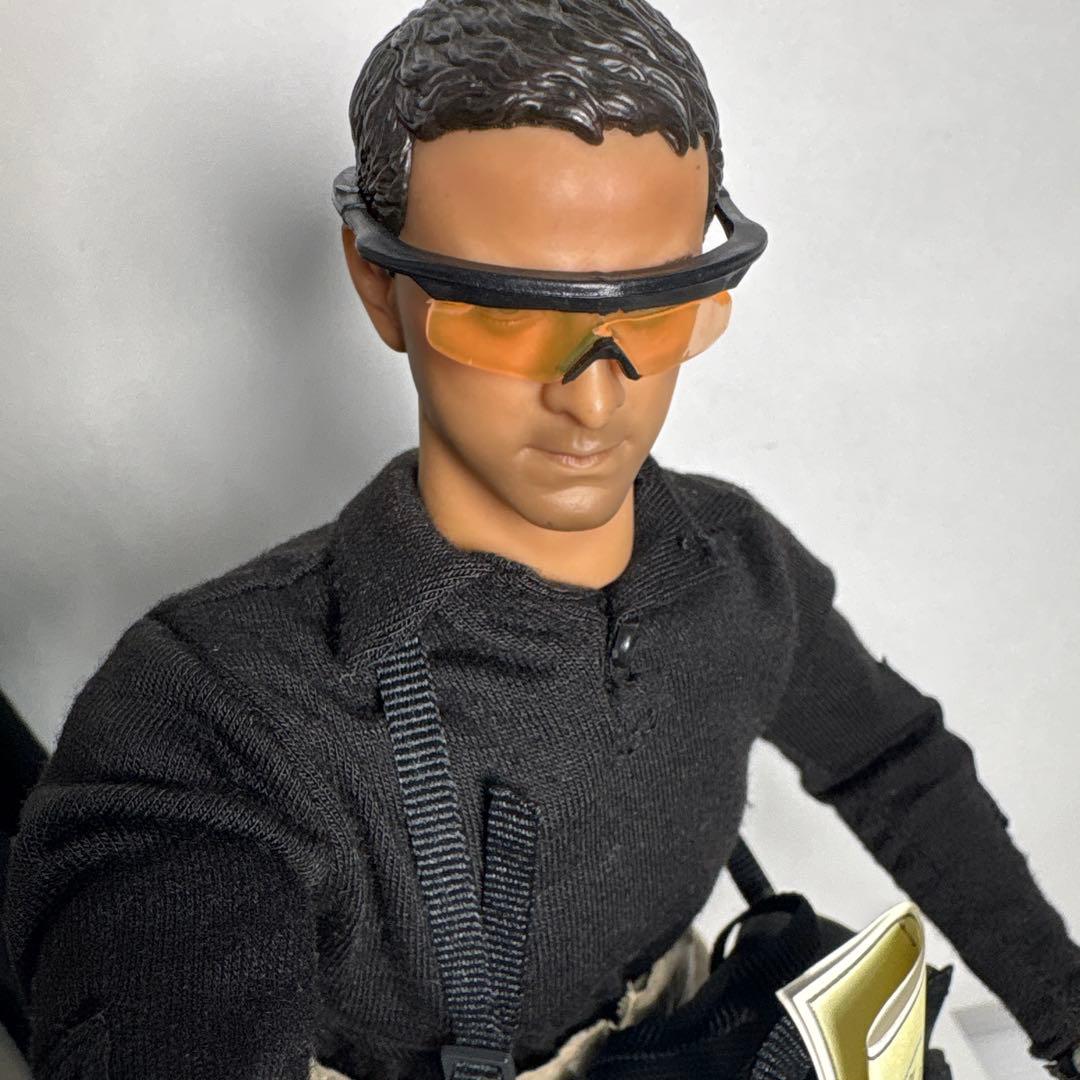 1/6 可動フィギュア　パソコン持ち男性と白ドレスの女性ホットトイズ台座