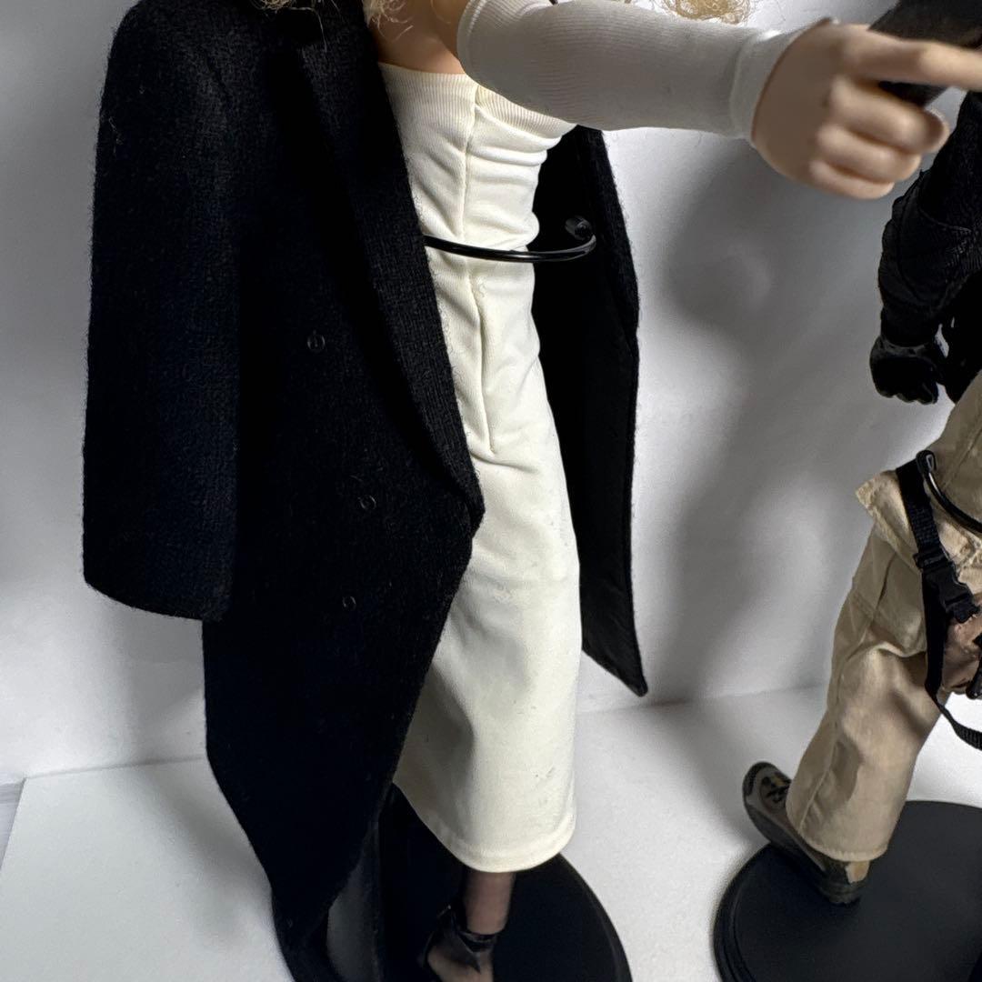 1/6 可動フィギュア　パソコン持ち男性と白ドレスの女性ホットトイズ台座