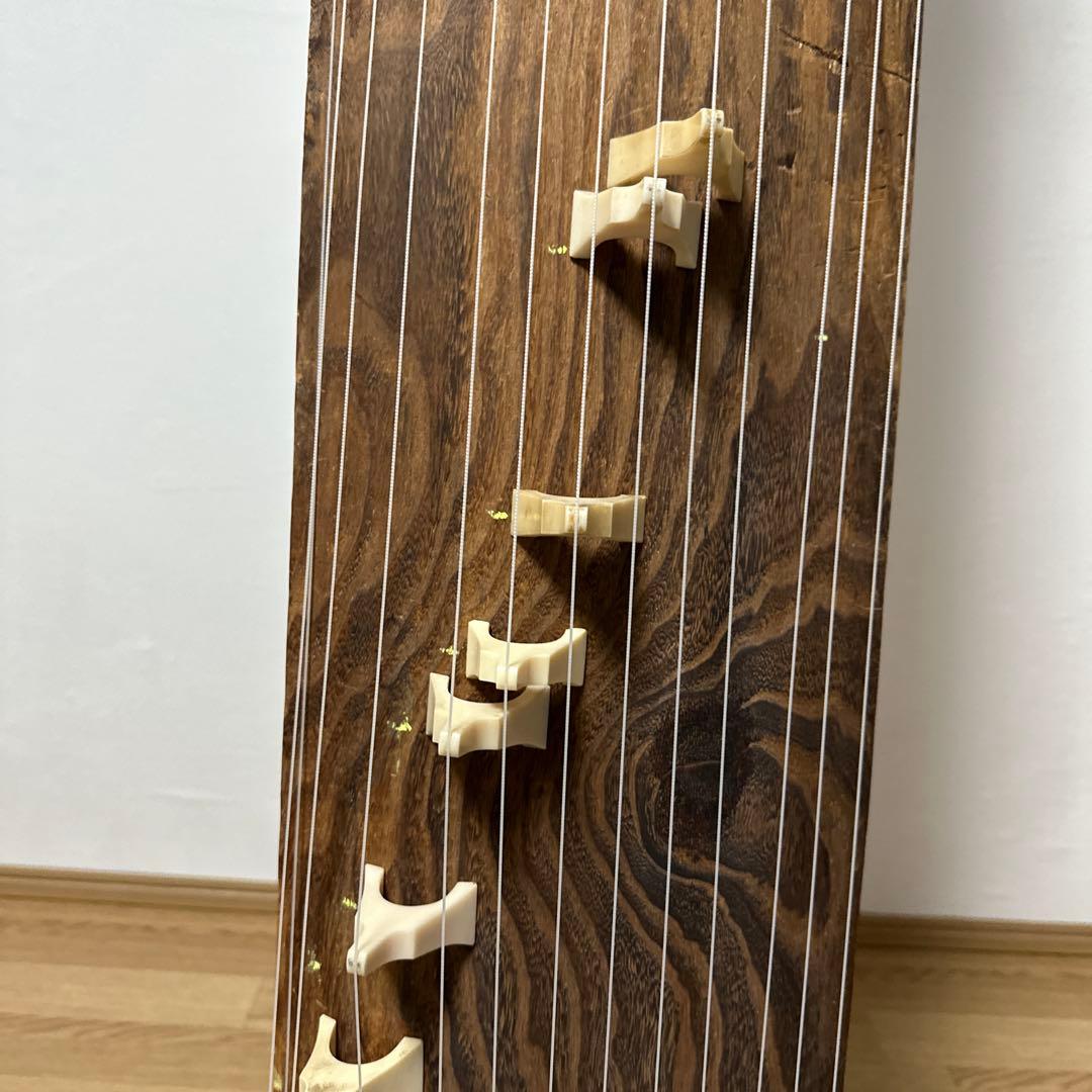 大型木製琴 13弦 金色装飾付き