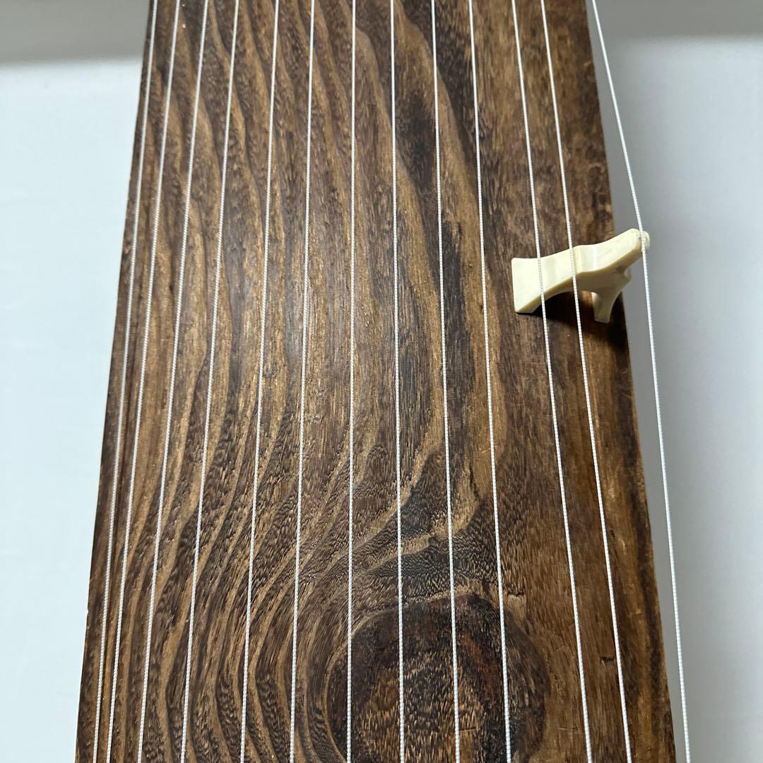 大型木製琴 13弦 金色装飾付き