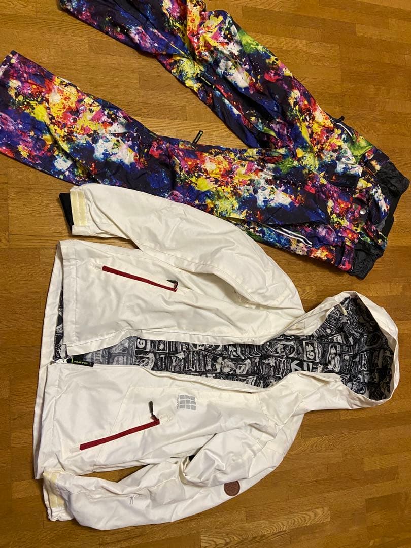 ホワイトジャケットとカラフルパンツセット、Mサイズ