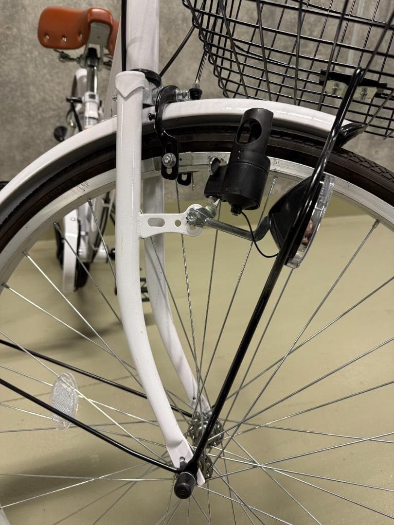 ★美品★trois シティサイクル 6段変速（白、カゴ付き）