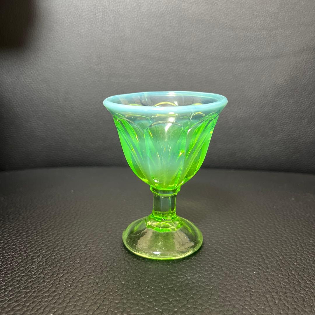 骨董　時代ガラス　希少若草色　乳白暈し　菊割底　アイスクリームカップ　著書掲載品
