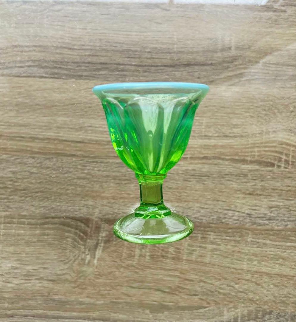 骨董　時代ガラス　希少若草色　乳白暈し　菊割底　アイスクリームカップ　著書掲載品