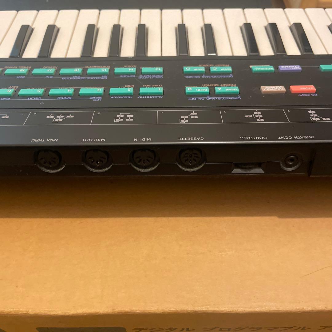 Yamaha DX100 シンセサイザー