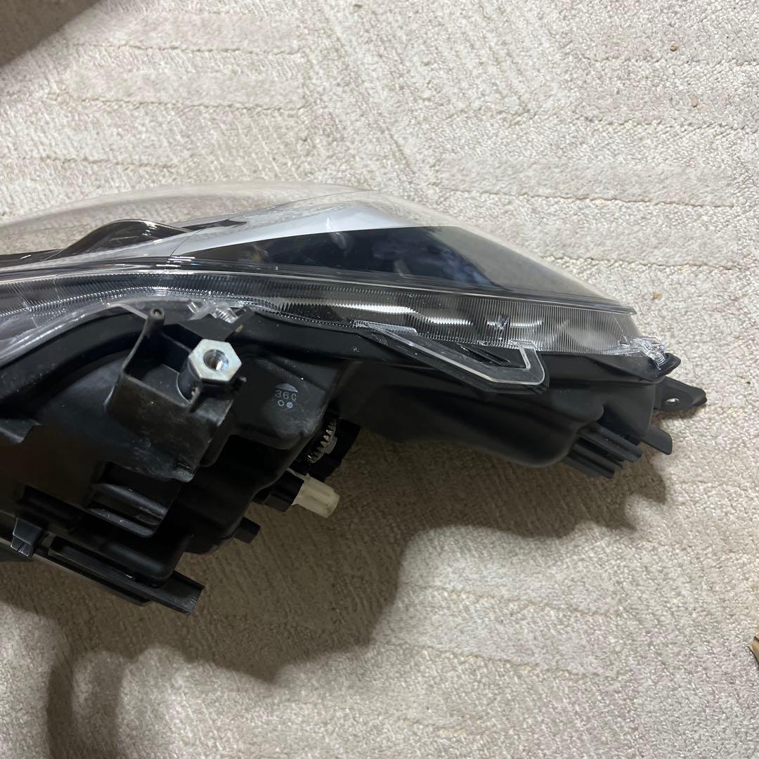 トヨタ　アクア　右　LEDヘッドライト スモークレンズ