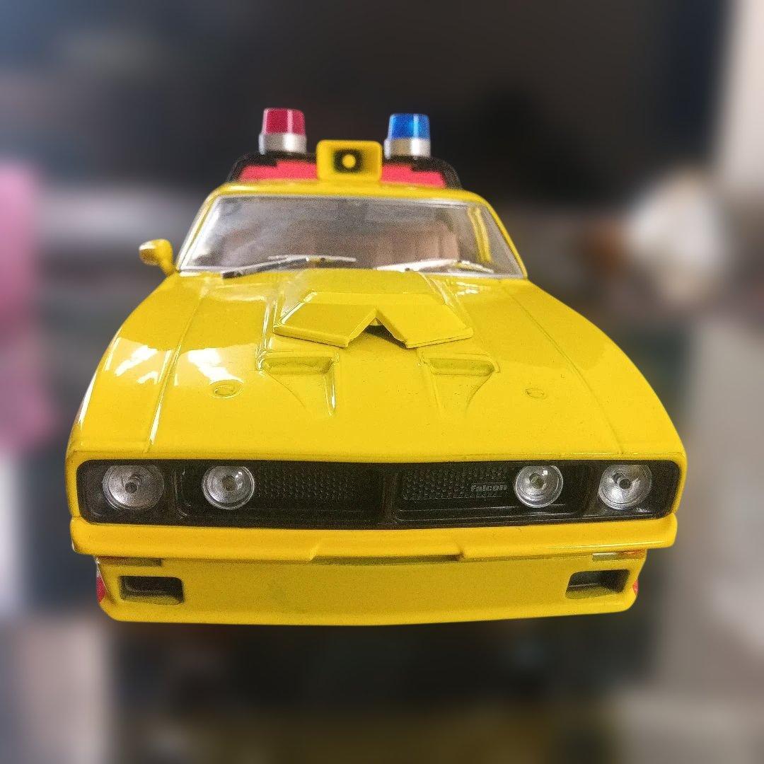 稀少インターセプター ミニカー マックス仕様1/18リアル物