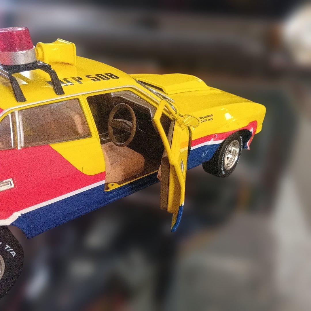 稀少インターセプター ミニカー マックス仕様1/18リアル物