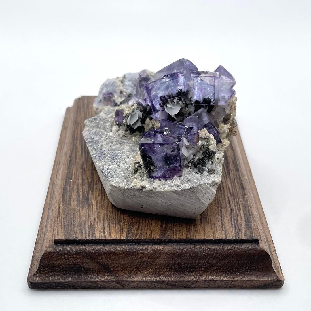 中国 ヤオガンシャン鉱山産 フローライト(母岩付き) 鉱物標本