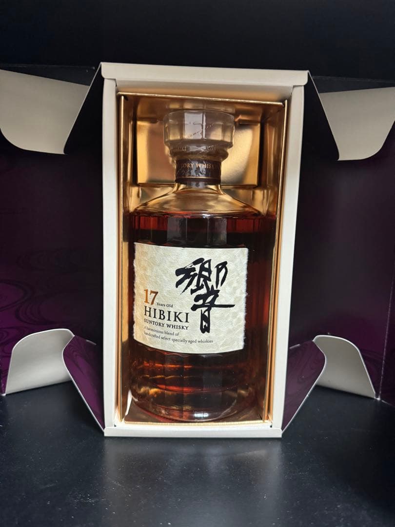 響17年 箱付き、小冊付きブレンデッドウイスキー 700ml