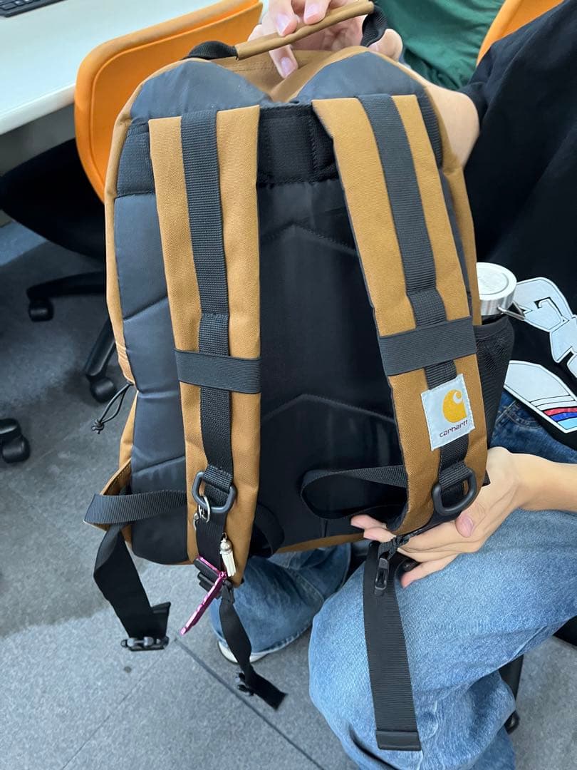 泥で汚れた白いズボン