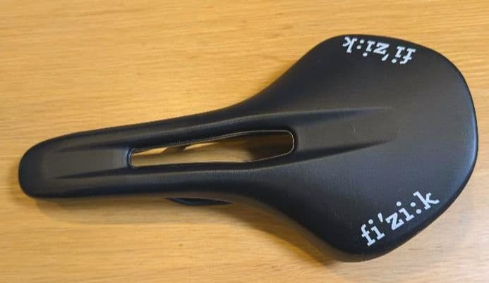 fizik VENTO ANTARES R5 サドル 黒