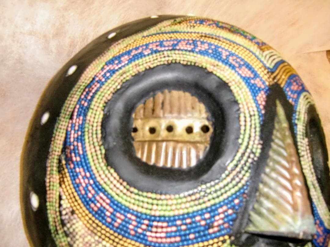 アフリカ　木彫りのマスク　ビーズ装飾