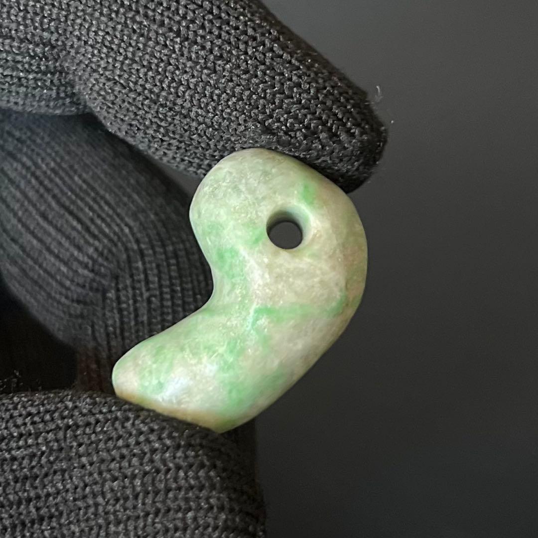 極上 縄文時代 本翡翠（硬玉） 勾玉 奈良県伝承出土 玉擦れ痕あり 古代装身具
