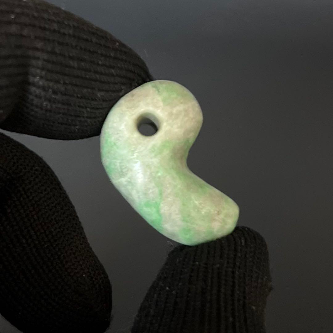 極上 縄文時代 本翡翠（硬玉） 勾玉 奈良県伝承出土 玉擦れ痕あり 古代装身具