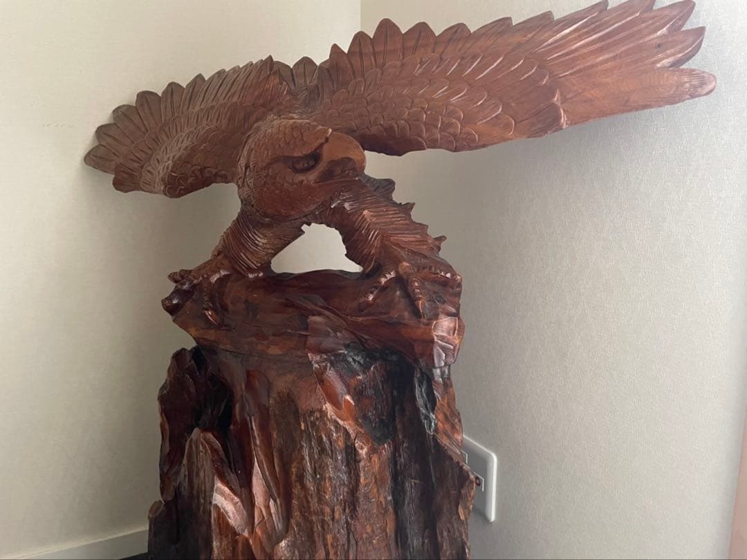 木製鷲の彫刻