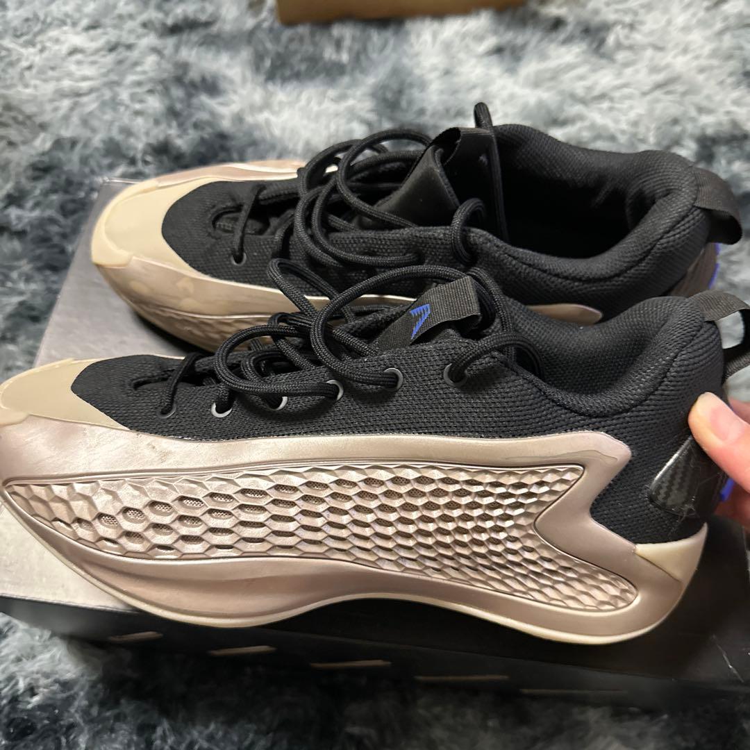 adidas バスケットボールシューズ ブラック/ベージュ