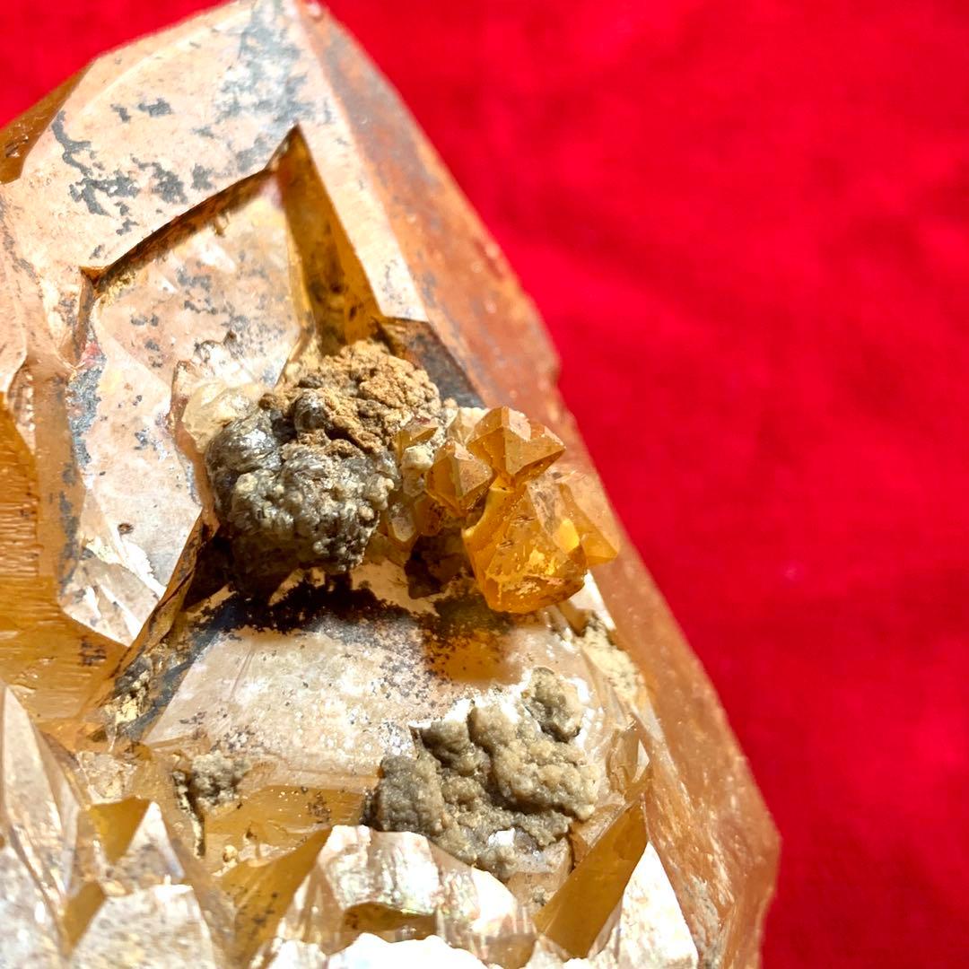 珍品！酸化鉄の被膜により黄色い巨大フェンスタークォーツ