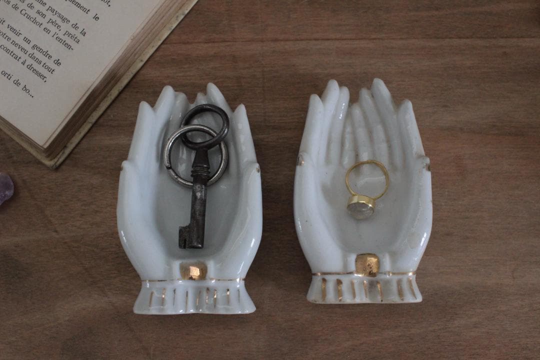 【B】ホワイトハンドモチーフ/Made in Japan /陶器製・小物入れ