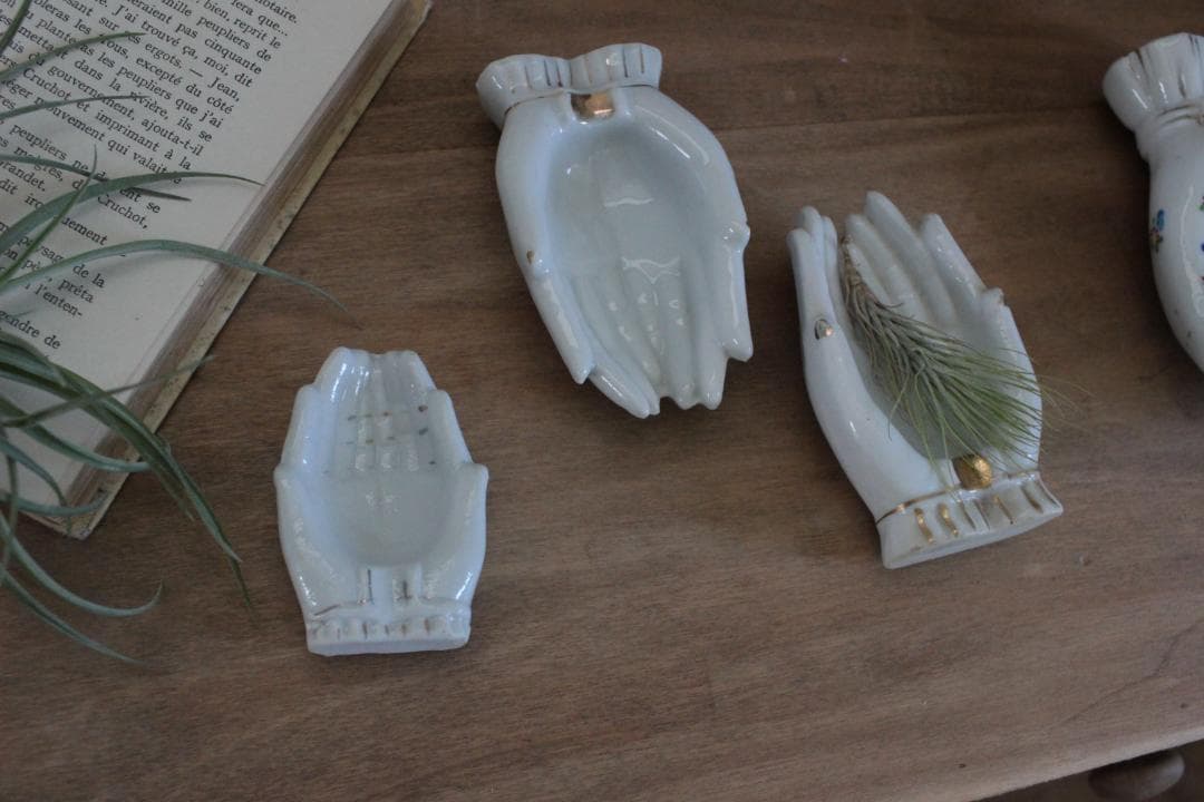 【B】ホワイトハンドモチーフ/Made in Japan /陶器製・小物入れ