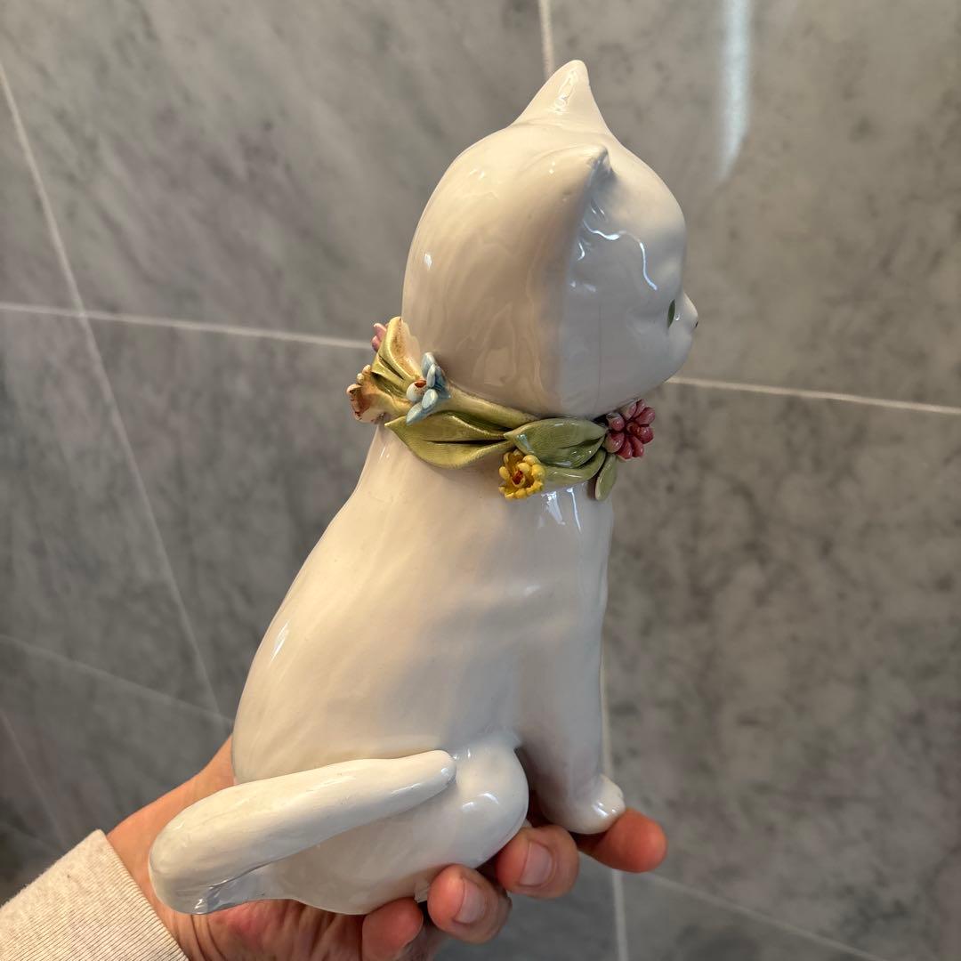 イタリアヴィンテージ手描きの瞳や首輪のお花が芸術的な白猫ちゃんの陶器