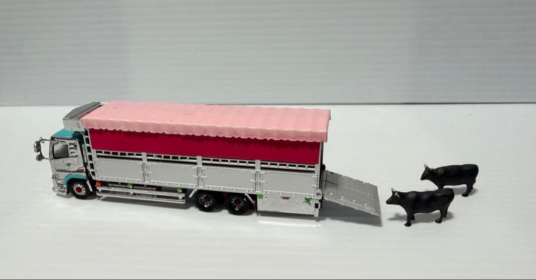 牛２頭付き ＵＤトラックスクオン　家畜運搬トラック　べこ車　トラックコレクション