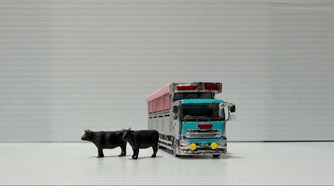牛２頭付き ＵＤトラックスクオン　家畜運搬トラック　べこ車　トラックコレクション