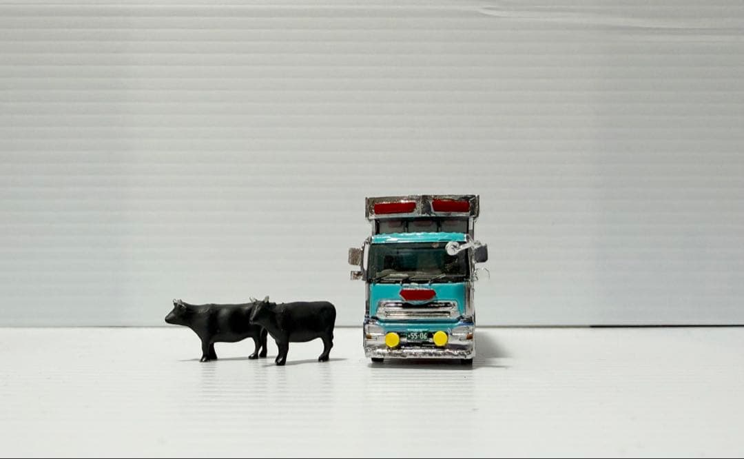 牛２頭付き ＵＤトラックスクオン　家畜運搬トラック　べこ車　トラックコレクション