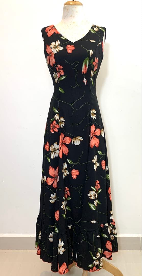 黒地にサーモンピンクの花柄が可愛い裾1段ギャザフリルのフラメンコ衣装ワンピース！