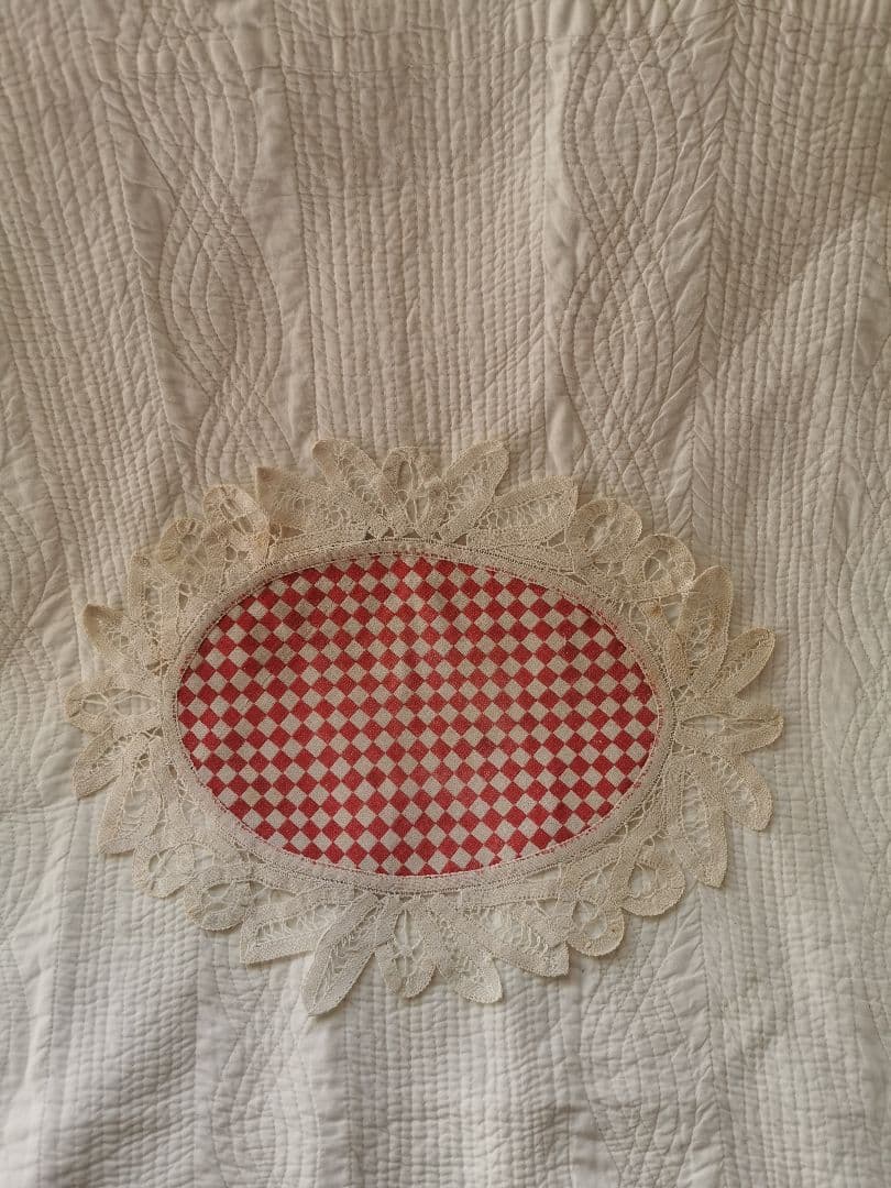 アンティークフランス レッド＆アイボリー 市松模様織 バテンバーグレースドイリー