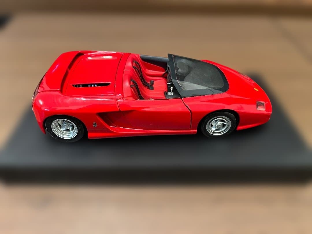 Revell 1:18 Pininfarina Mythos レッド