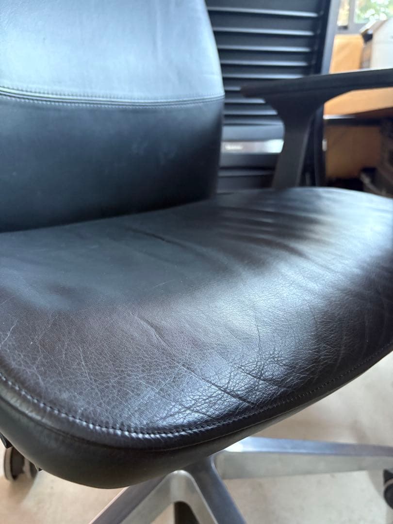 ② Steelcase オフィスチェア 黒 レザー　希少　旧モデル　美品　4脚有