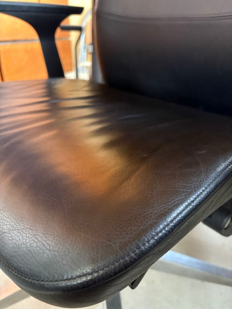 ② Steelcase オフィスチェア 黒 レザー　希少　旧モデル　美品　4脚有