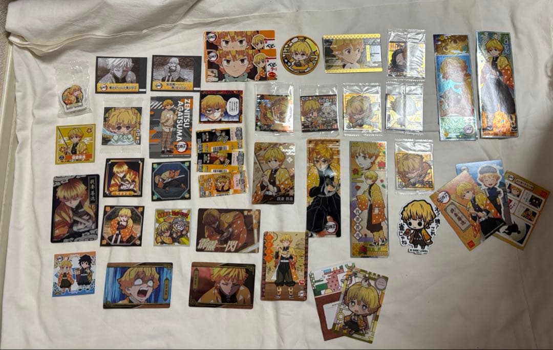 鬼滅の刃　我妻善逸　まとめ売り　グッズ　セット　カード　缶バッジ　シール　等