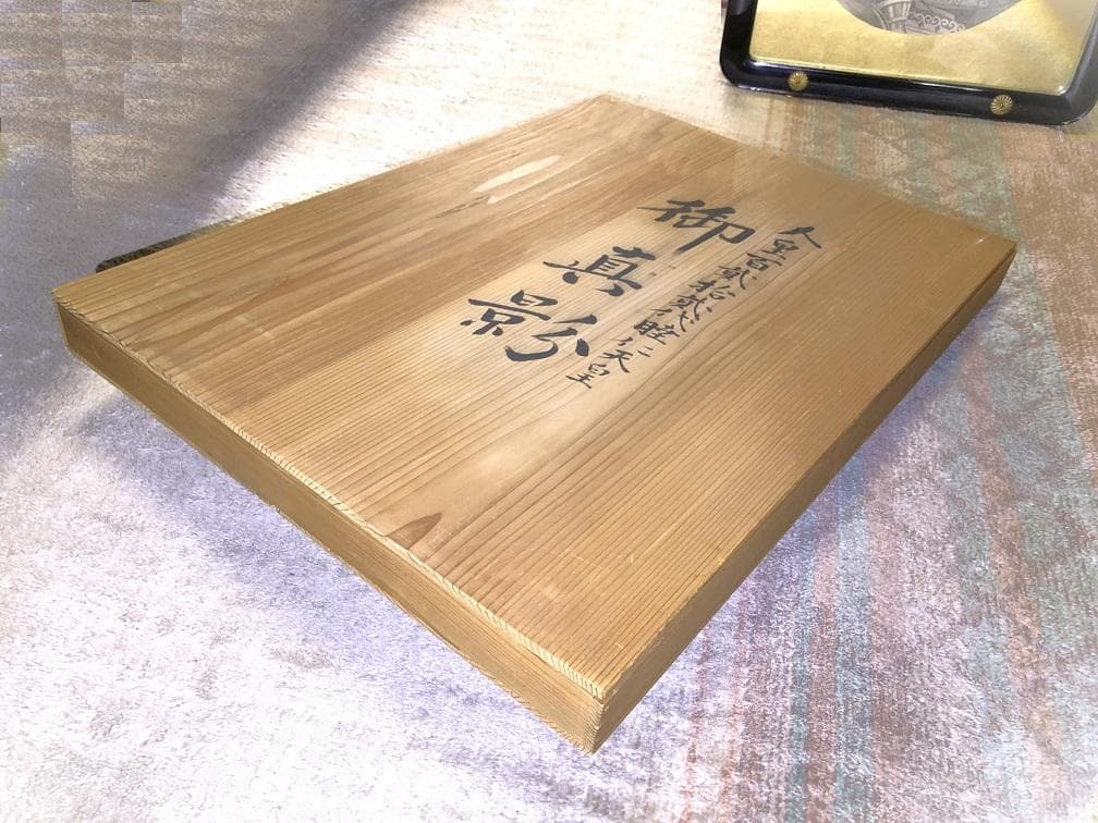 【 明治天皇御真影 】　木彫漆額　72×53ｃｍ　明治廿八年乙未　桐箱入り