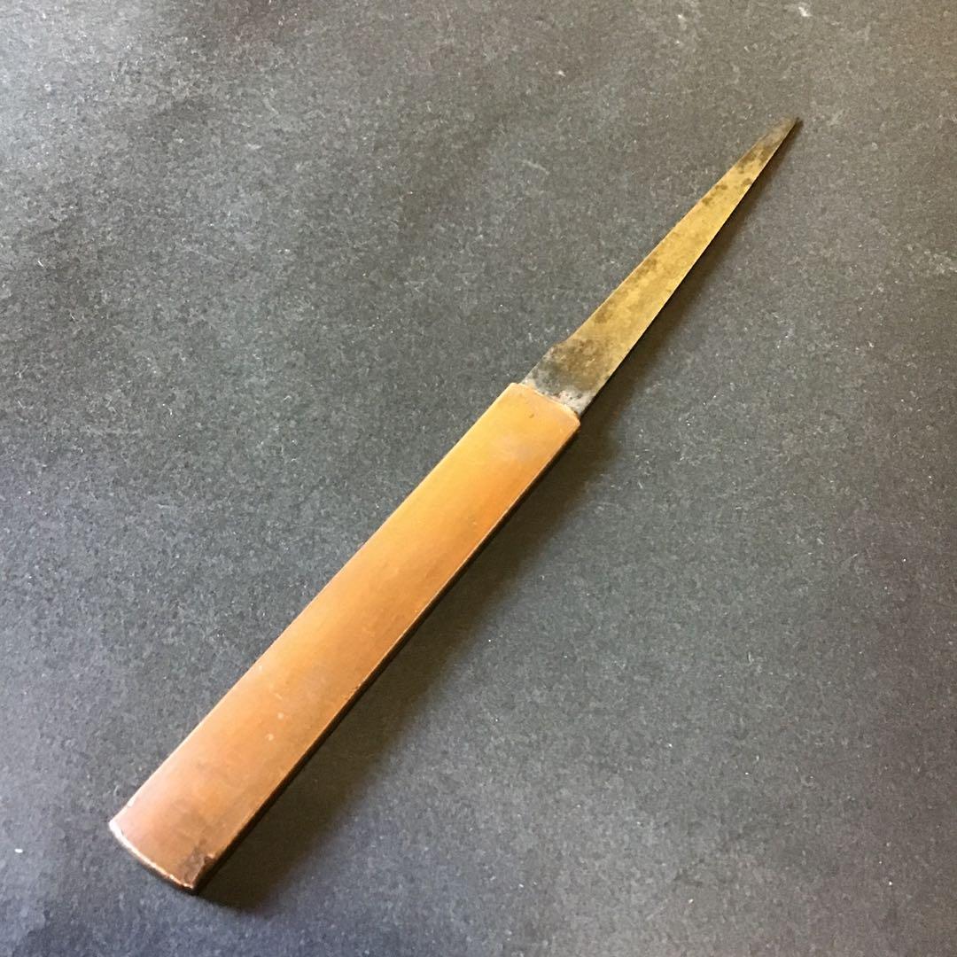 小柄　銅地魚子地　色絵高彫象嵌　穂刀在銘　　　　　書鍔箱