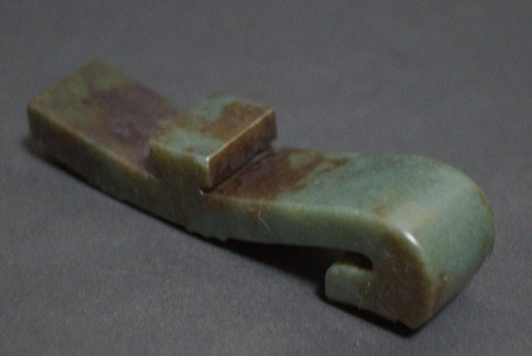 古代 和田玉(ホータン)細工彫り古代龍首帯勾 根付 緒締玉 提げ物 装飾品 置物