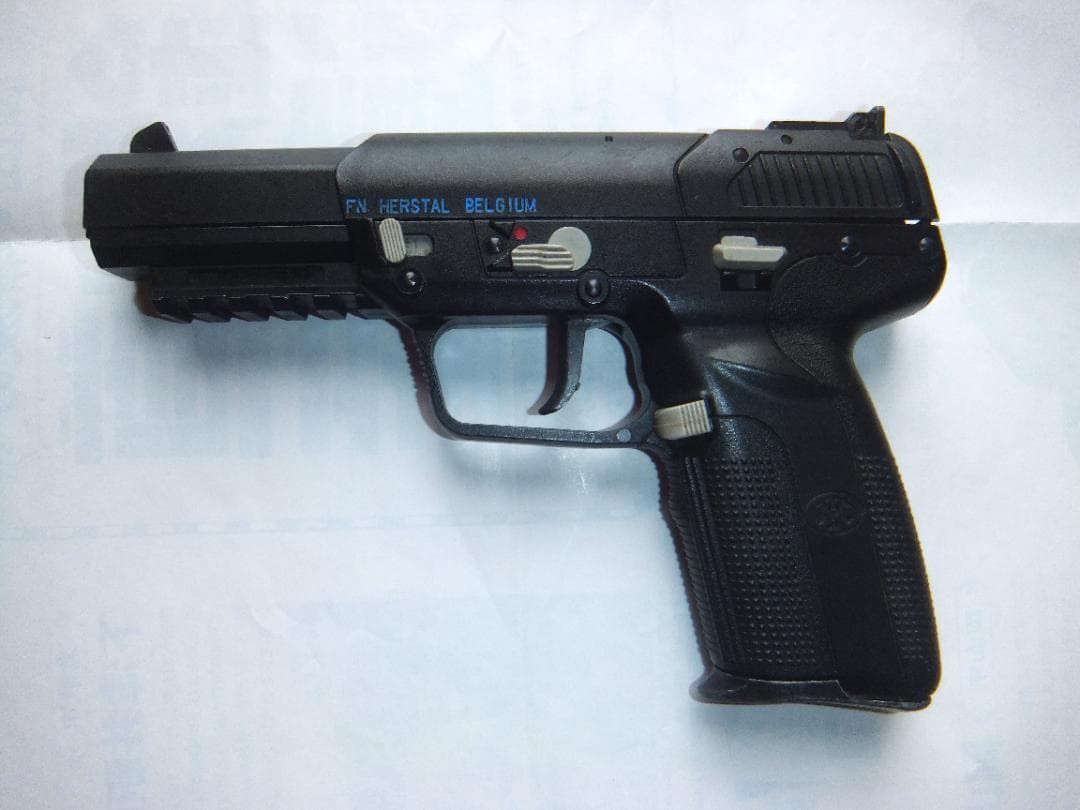 マルイ電動ガンG3SASHCとマルシンCO2ガスブローバクハンドガンFN5-7