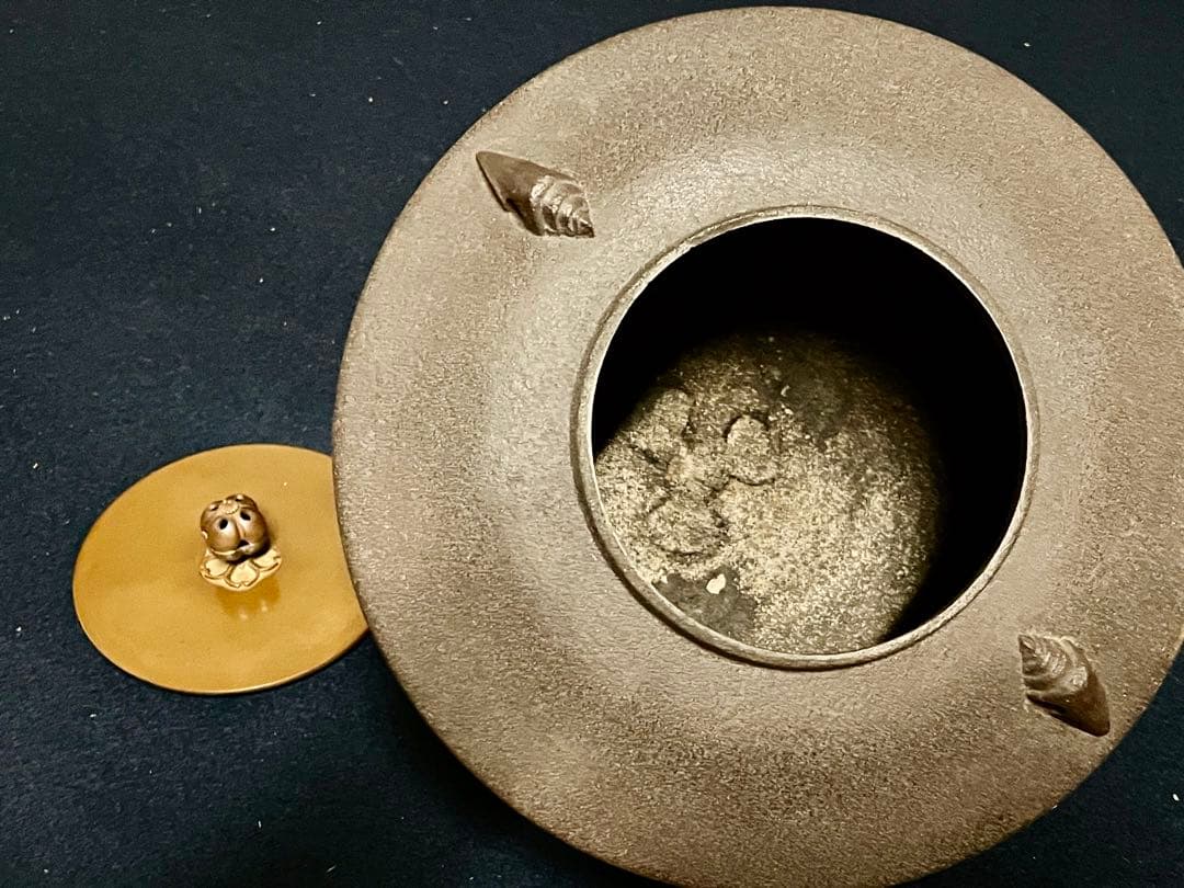 「祖」 釜師 紹栄 貝釻付 張肩釜 炉釜 共箱 茶道具 (121あ)