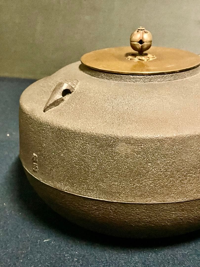 「祖」 釜師 紹栄 貝釻付 張肩釜 炉釜 共箱 茶道具 (121あ)