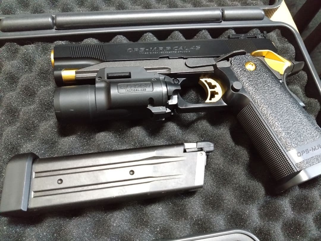 東京マルイ　ハイキャパゴールドマッチ　フラッシュライト、ガンケース、ガンスタンド