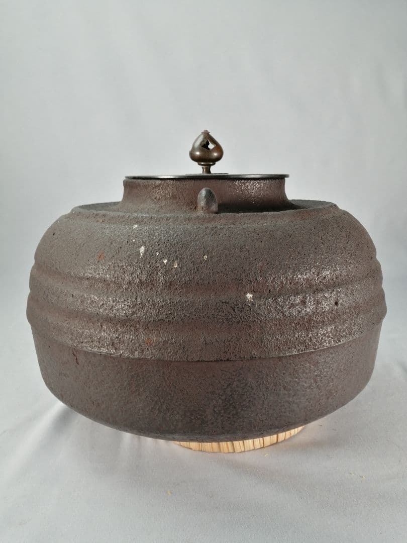 【茶事具】釜師聲鉄　織部筋釜　茶釜　釜386