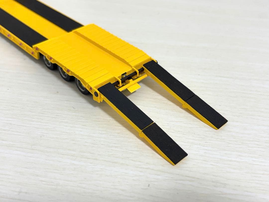 Dodge　1/50 3軸低床トレーラー自動あゆみ付　重機 建機