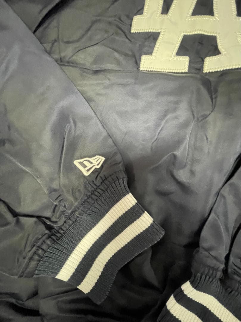 とるみ送料無料/新品未使用　MLB　 LAドジャース ジャケットXL